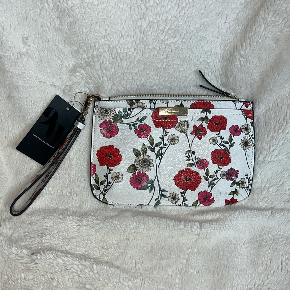 Nine West NWT Poppy Floral Wristlet